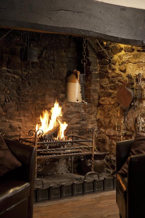 The Oak House Hotel Axbridge Exterior foto A fireplace in the kitchen