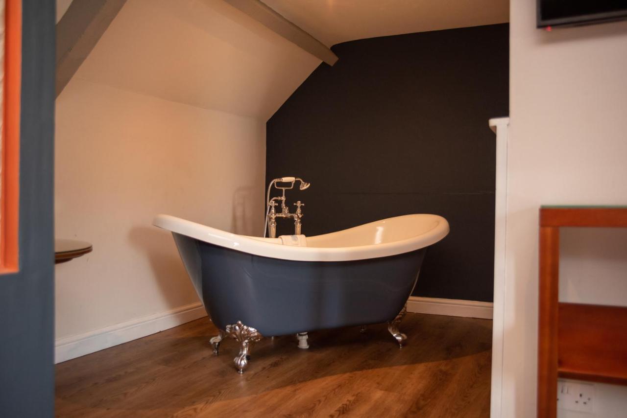 The Oak House Hotel Axbridge Exterior foto A freestanding bathtub