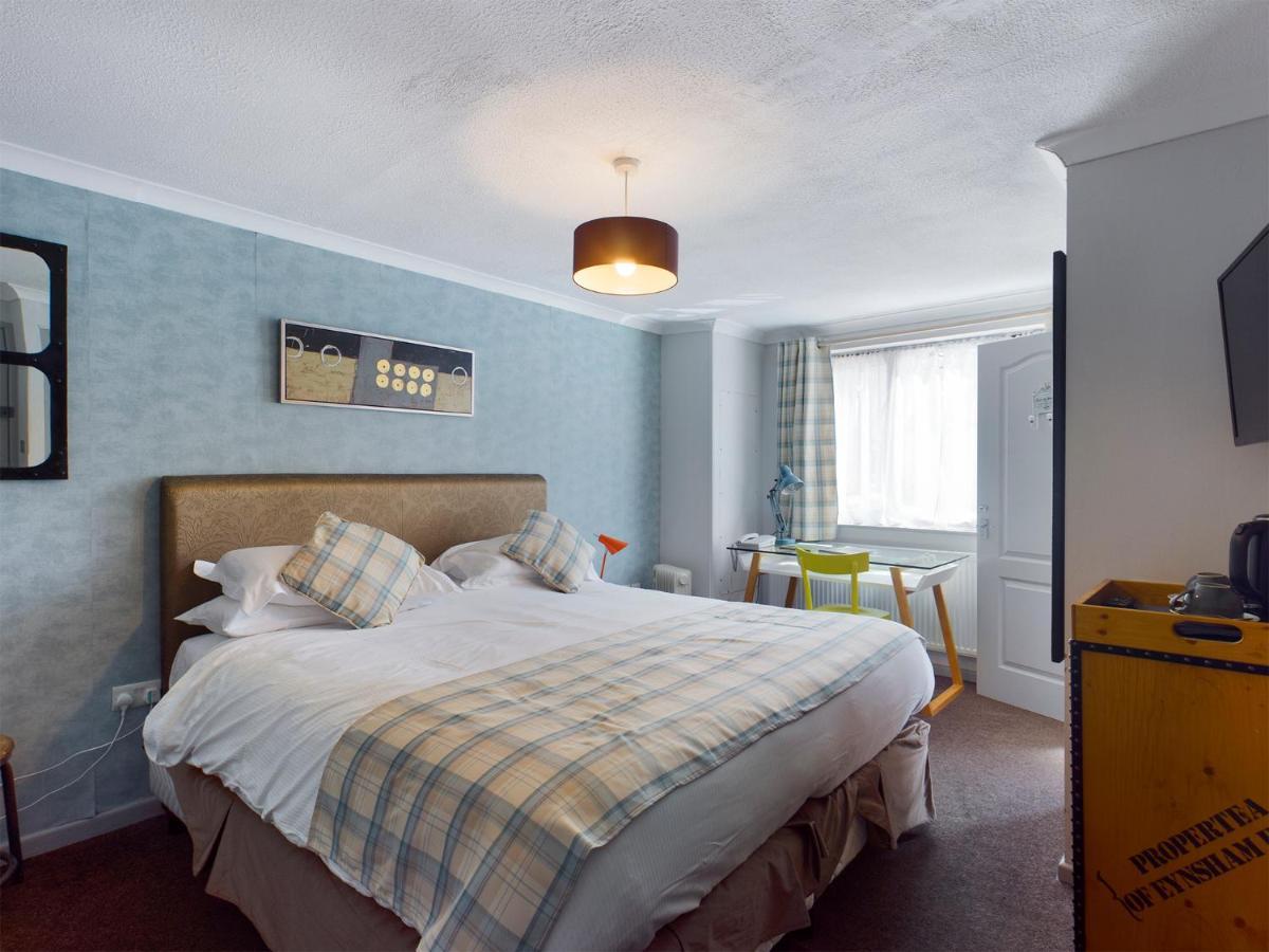 The Oak House Hotel Axbridge Exterior foto A bedroom at the hotel