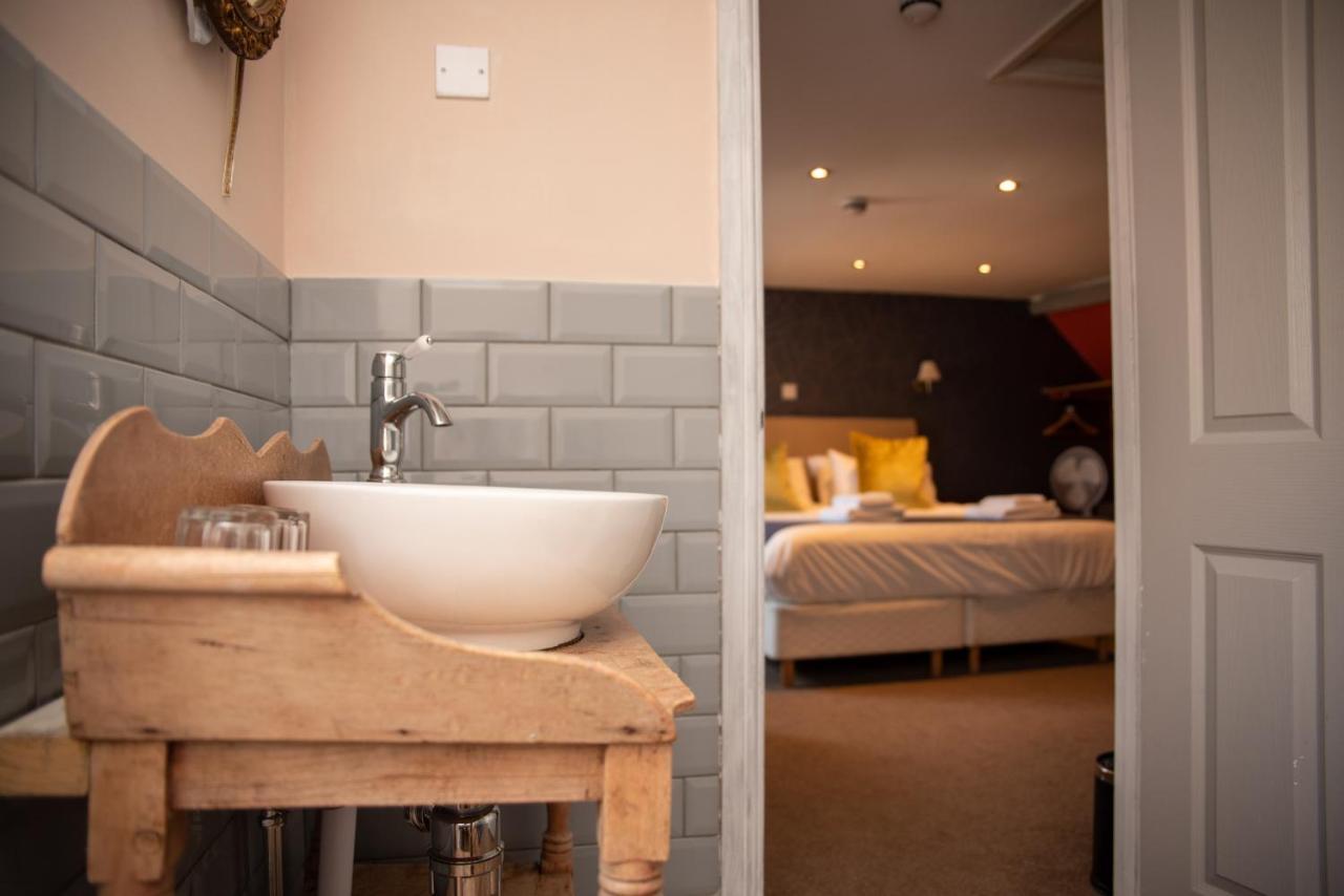 The Oak House Hotel Axbridge Exterior foto A bathroom at the hotel