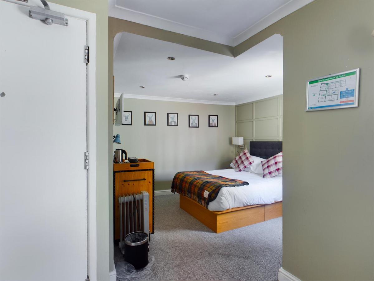 The Oak House Hotel Axbridge Exterior foto A bedroom at the hotel