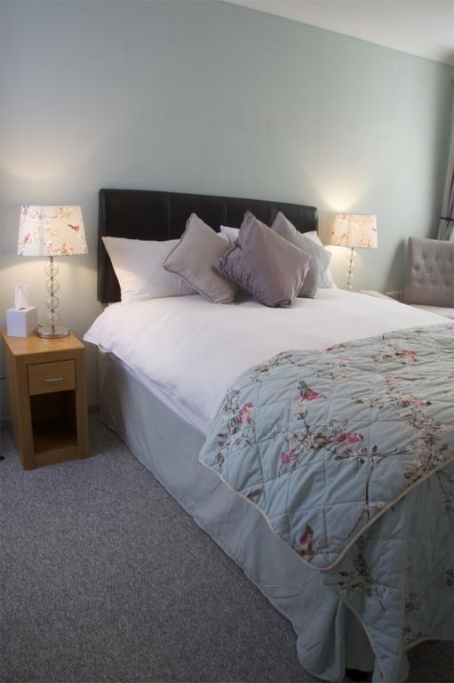 The Oak House Hotel Axbridge Exterior foto A bed with a bed frame